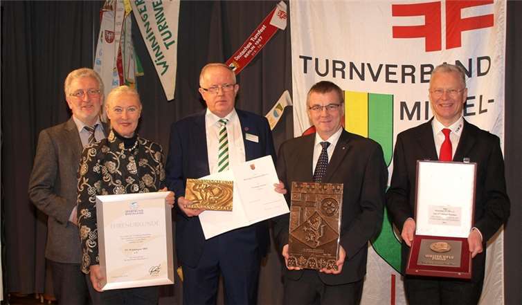 Verbandsbürgermeister Bruno Seibeld, Monika Sauer (Sportbund Rheinland), Martin Hunkemöller (Erster Vorsitzender des Winninger Turnvereins 1891), Landrat Dr .Alexander Saftig und Frank Puchtler (Vizepräsident des Turnverbandes Rheinland). (v.l.).