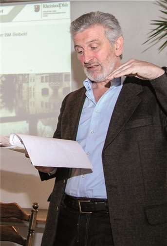 Verbandsbürgermeister Bruno Seibeld erläutert den Alarm- und Einsatzplan.