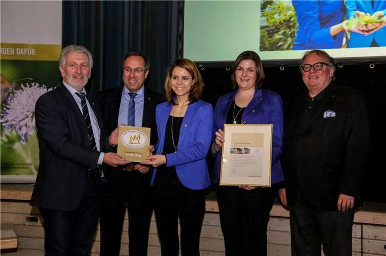 Verbandsbürgermeister Bruno Seibeld freute sich mit den Damen der Touristinfo Sonnige Untermosel über die Auszeichnung, die jetzt in Alken das Gebäude ziert.EP