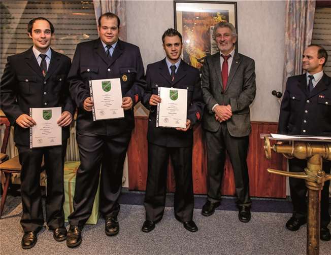 Verbandsbürgermeister Bruno Seibeld sprach die Beförderungen aus, persönlich kommentiert von Wehrführer Thomas Pelzer. EP