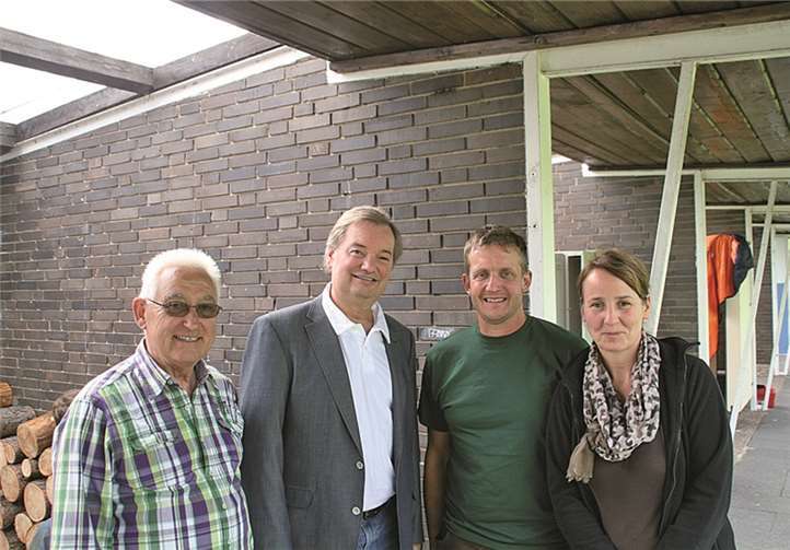 Verbandsbürgermeister Fehr (2. v.li.) ließ es sich nicht nehmen, sich von der Heimleitung über die Arbeit des Kinderhauses informieren zu lassen.