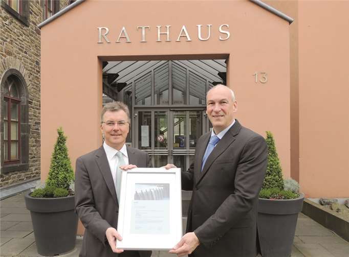 Verbandsbürgermeister Fred Pretz (r.) freut sich über das von Bernd Wieczorek überreichte Ökostrom-Zertifikat.privat