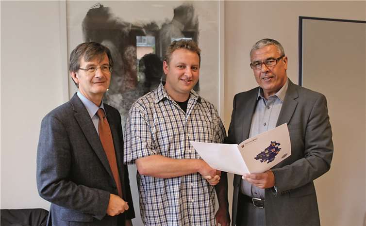 Verbandsbürgermeister Hans Günter Fischer und der Leiter der Polizeiinspektion, Lothar Regolinski, lobten das Verhalten von Stefan Schmidt. -DL-