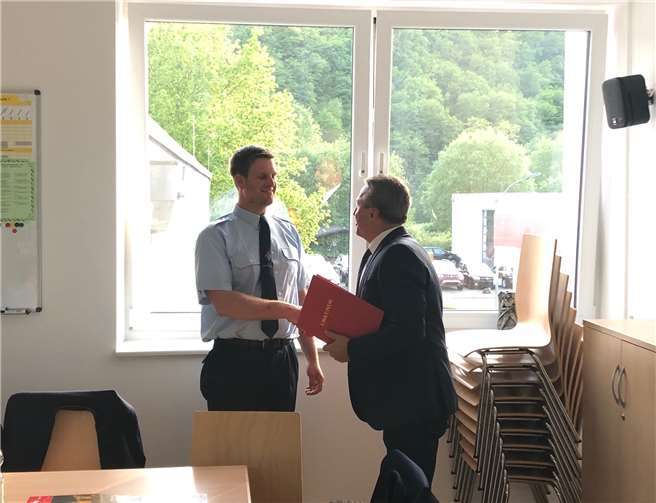 Verbandsbürgermeister Hans-Werner Breithausen überreicht die Ernennungsurkunde.