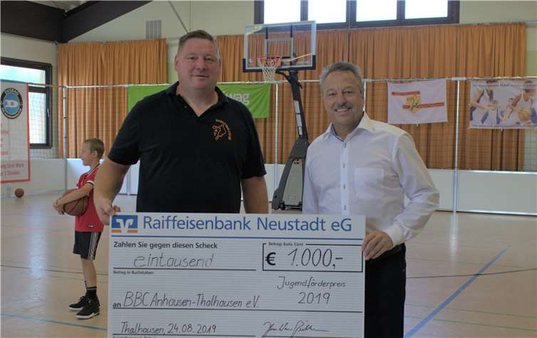 Verbandsbürgermeister Hans-Werner Breithausen überreichte einen Scheck von 1.000 Euro. Foto: privat