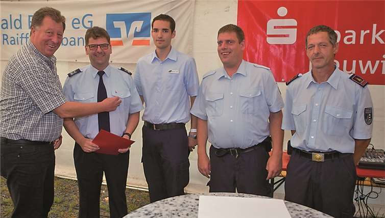 Verbandsbürgermeister Horst Rasbach (links) steckt Andreas Schmidt die Ehrennadel an.WT