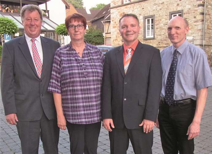 Verbandsbürgermeister Horst Rasbach und die neue Stadtspitze Ingrid Groß, Thomas Vis, Klaus Groth (v.l.n.r.) bei der konstituierenden Sitzung in Dierdorf.privat