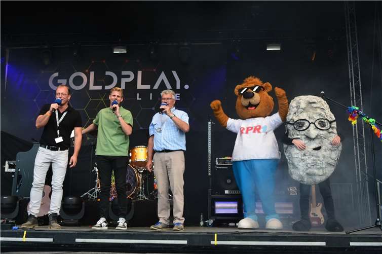 Verbandsbürgermeister Jörg Lempertz (1.v.l.) und Stadtbürgermeister Hans Peter Ammel (3.v.l.) gaben den offiziellen Startschuss zur Vulkanparty.