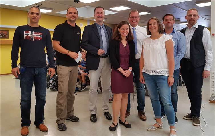 Verbandsbürgermeister Jörg Lempertz, Schulleiter Christian Waters, der pädagogische Koordinator Christian Seydel und die Klassenleitungen der 5. Klassen freuen sich auf die neuen Schülerinnen und Schüler. Foto: privat
