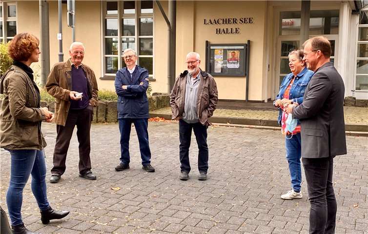 Verbandsbürgermeister Jörg Lempertz begrüßt die ersten Bürgerinnen und Bürger vor dem Rathaus. Foto: privat