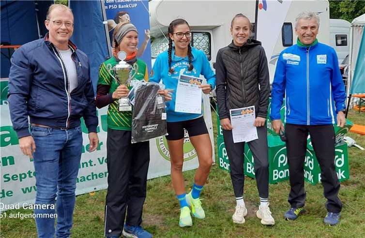 Verbandsbürgermeister Jörg Lempertz (li) und die drei schnellsten Frauen beim 10 km Lauf: Franziska Rennecke, Patricia Sanchez Sanches, Nicole Brand u. Klaus Jahnz.  Fotos: LG Laacher See