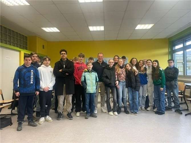 Verbandsbürgermeister Jörg Lempertz mit Schülern der Realschule plus und Fachoberschule Mendig.  Foto: privat