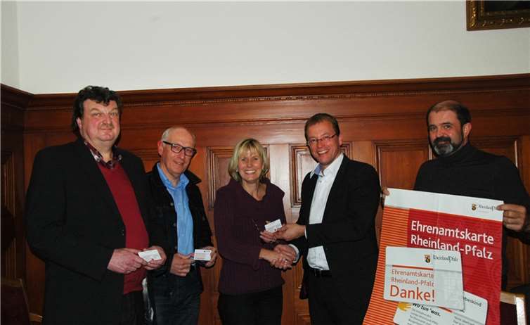Verbandsbürgermeister Jörg Lempertz und Büroleiter Peter Moskopp überreichen im Historischen Sitzungssaal die ersten Ehrenamtskarten in der VG Mendig an (von links): Harald Heinemann, 1. Vorsitzender SG Eintracht Mendig/Bell; Hermann Krings, DFB-Vereinsmanager & Jugendleiter SG Eintracht Mendig/Bell und Bettina Thelen von der Evangelischen Kirchengemeinde Mendig. privat