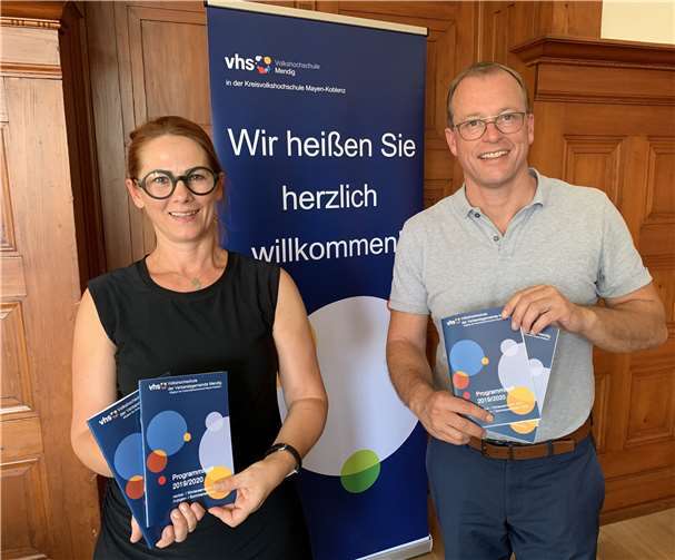 Verbandsbürgermeister Jörg Lempertz und Caroline Hamann als Koordinatorin der VHS freuen sich über das wachsende Kursangebot der Volkshochschule der Verbandsgemeinde Mendig.Foto: VG Mendig