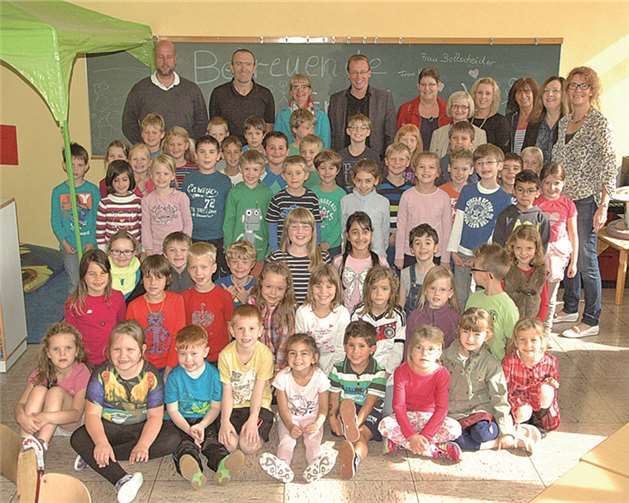 Verbandsbürgermeister Jörg Lempertz und die Leitung der Grundschule Mendig freuen sich auf die Intensivierung des bisherigen nachschulischen Angebotes in der Betreuenden Grundschule. privat