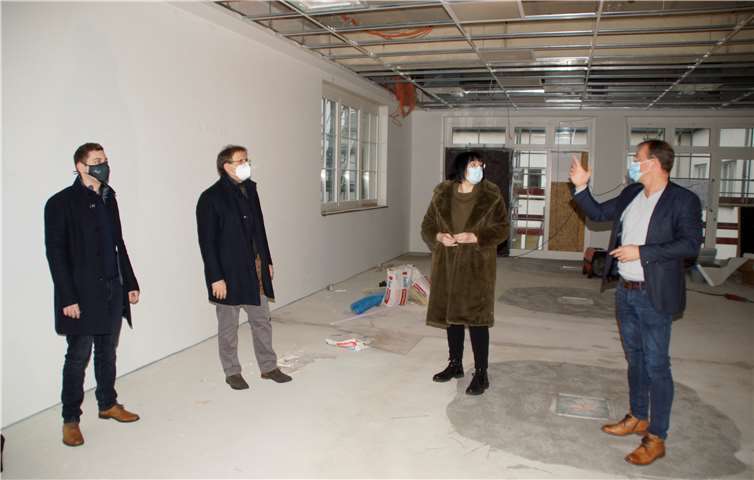 Verbandsbürgermeister Jörg Lempertz (v.li.n.re.) führt die CDU-Landtagskandidatin Anette Moesta, den Ersten Beigeordneten Joachim Plitzko und den B-Kandidaten Felix Dötsch durch den neuen Rathausanbau. Foto: privat