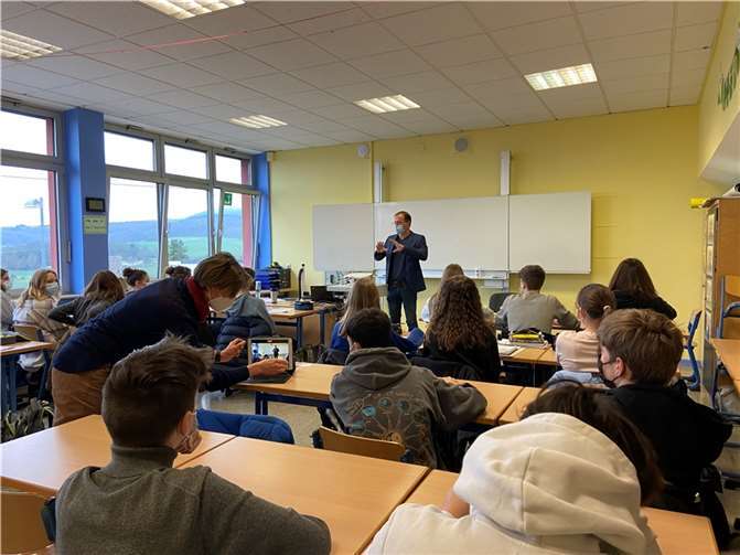 Verbandsbürgermeister Jörg Lempertz zu Besuch der 8. Klasse der Realschule plus und FOS Mendig.  Foto: VG Mendig