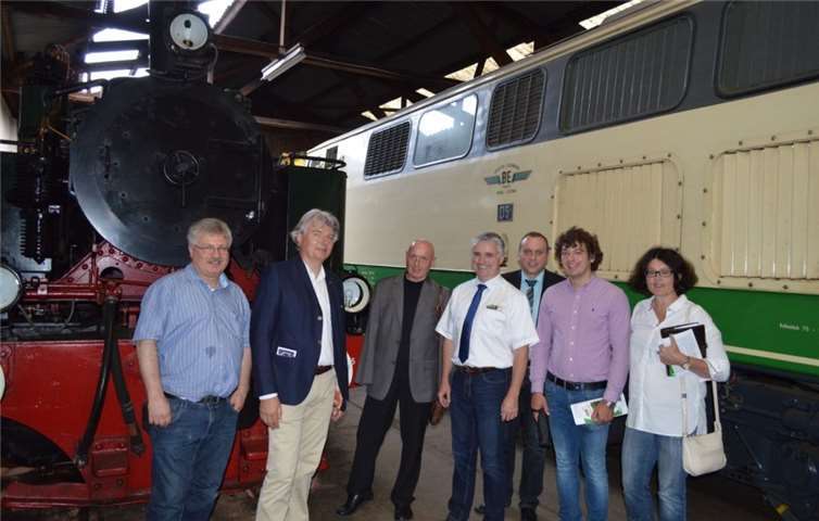 Verbandsbürgermeister Johannes Bell (3.v.r.) und Geschäftsführer Stefan Raab (4.v.r.) zeigen den FDP-Vertretern (v.l.: Ralf Kössendrup, Hellmut Meinhof, Ulrich van Bebber, Stephan Kirchharz, Brigitte Schmickler) im Lokschuppen der Brohltalbahn die historische Dampflokomotive.privat