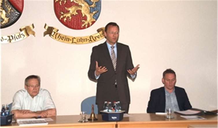 Verbandsbürgermeister Josef Oster (Mitte) zeigte sich beim Treffen der Flüchtlingspaten begeistert über die gute Atmosphäre, die die Paten für die Flüchtlinge und die Bürger bereits geschaffen haben. Patenkoordinator Günter Schmitt (links) hatte Unterstützung beim Treffen durch Oliver Tiwi, Sachbearbeiter im Sozialamt.US