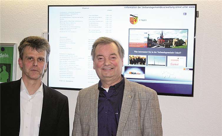 Verbandsbürgermeister Karsten Fehr dankte seinem Büroleiter für die schnelle Umsetzung des neuen digitalen Wegweisers durch die Verbandsgemeinde. DL