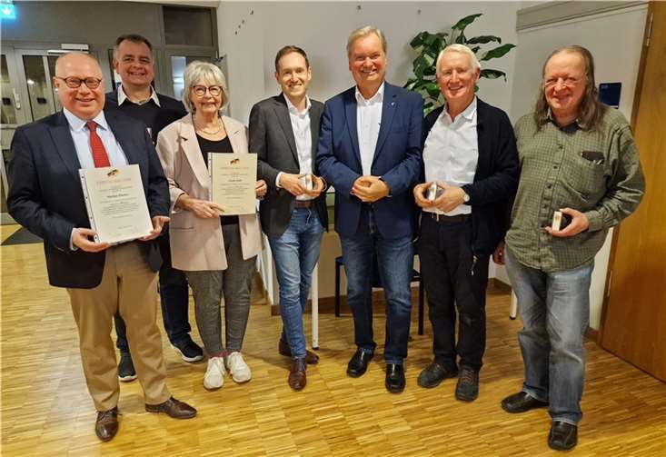 Verbandsbürgermeister Karsten Fehr im Kreis der für langjähriges kommunales Engagement geehrten (v.l.): Markus Fischer, Ralf Hillen, Gisela Stahl, Stefan Schmitz, Karsten Fehr, Dr. Heinz Schmitz, Ansgar Federhen  Foto: AWi