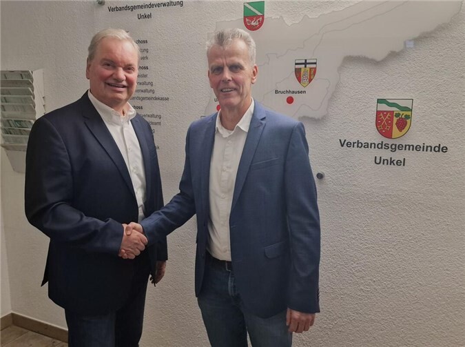 Verbandsbürgermeister Karsten Fehr (l.) bedankte sich vor der Ratssitzung bei Büroleiter Jörg Harperath.  Fotos: AWi