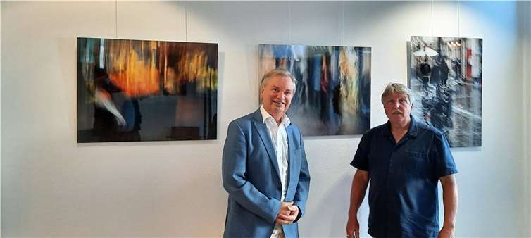 Verbandsbürgermeister Karsten Fehr und Jochen Seidel freuen sich, dass der neue Foyerbereich dank der Spende von Frau Gisela Bagel für das Projekt Kunstflur erweitert werden konnte. Foto: privat