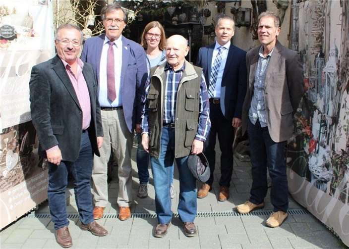 Verbandsbürgermeister Klaus Bell würdigte die Arbeit des Bachpaten Erwin Pluczynksi.privat