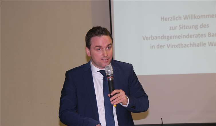 Verbandsbürgermeister Marcel Caspers bei der Begrü0ung der Gäste.Fotos: KMI