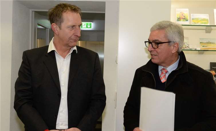 Verbandsbürgermeister, Maximilian Mumm nahm die Bewilligungsbescheide sehr gerne entgegen und verteilte gleich weiter an die Vertreter der einzelnen Städte auf dem Maifeld.