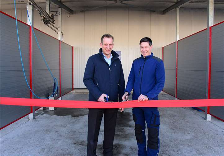 Verbandsbürgermeister Maximilian Mumm und der Geschäftsführer der Firma Service-Point Loch (SPL), Simon Loch zeigten Freude bei der offiziellen Freigabe der neuen Waschboxen in Münstermaifeld (v.l.).Foto: US