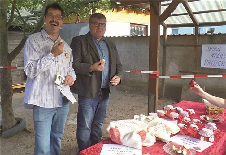 Verbandsbürgermeister Michael Mahlert (r.) informierte sich bei Horst Binnes über das folgende „Apfel-Projekt“.