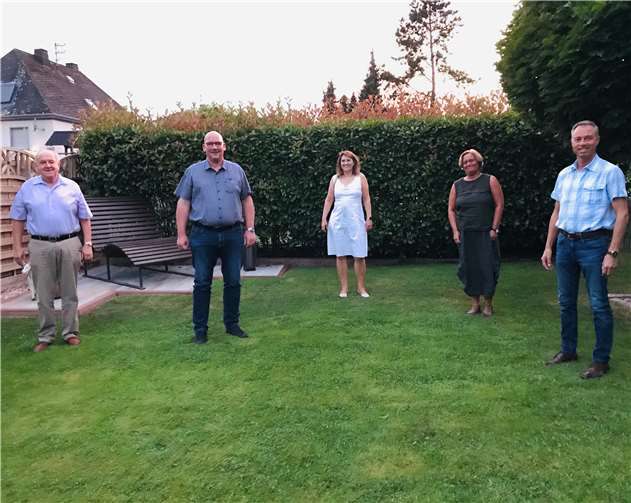 Verbandsbürgermeister Michael Merz, Dr. Ute Stuhlträger-Fatehpour, Kreisobfrau der Ärzte für den Kreis Koblenz-Land, Dr. Jutta M. Karl, Obfrau der Kreisärzteschaft im Landkreis Mayen-Koblenz, Bürgermeisterkandidat Sascha Schoblocher, CDU-Mitglied Bernhard Wiemer. Foto: Jörg Freisberg