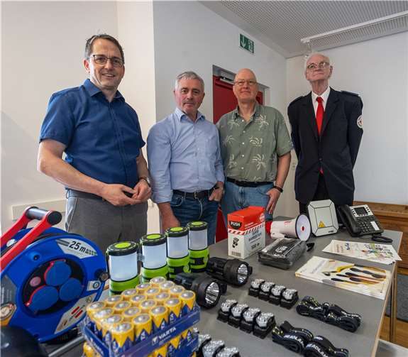Verbandsbürgermeister Oliver Götsch, Stadtbürgermeister Rolf Jung, Leiter des Notfalltreffpunktes Klaus Kühl und Ralf Loppnow vom DRK Ortsverband präsentieren den Notfalltreffpunkt in Selters. Quellen: Stadt Selters