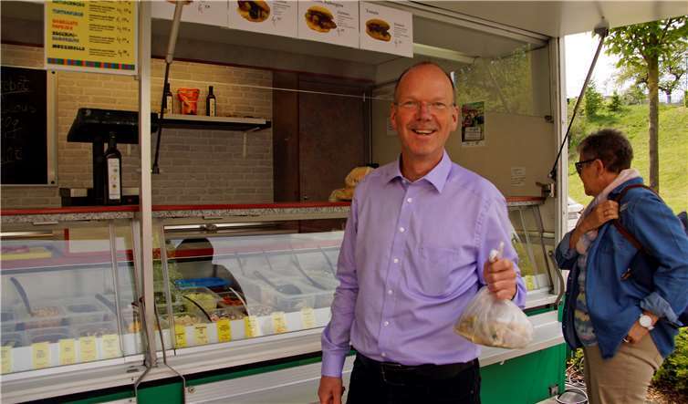 Verbandsbürgermeister Thilo Becker nahm auchdas ein oder andere vom Markt mit nach Hause.