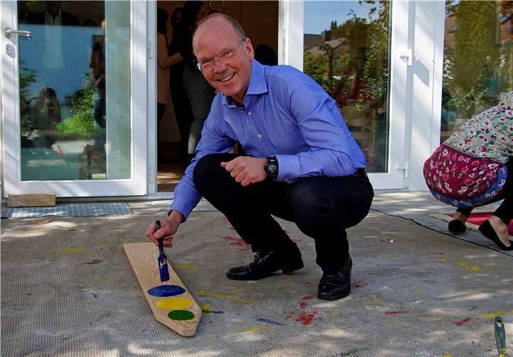 Verbandsbürgermeister Thilo Becker zeigte sich von seiner kreativen Seite bei der Gestaltung einer Zaunlatte für die Kita.