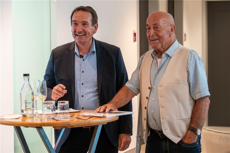 Verbandsbürgermeister Thomas Przybylla und Karl-Heinz Urmersbach begrüßen die Gäste