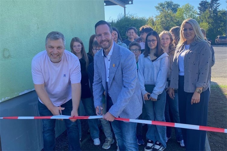 Verbandsbürgermeister Timo Kanzinger mit Schulleiter Michael Walo bei der Eröffnung des Grünen Klassenzimmers