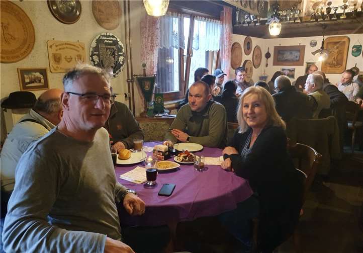 Verbandsbürgermeister Uwe Bruchhäuser und die Erste Beigeordnete der Ortsgemeinde Ulrike Beckers-Schrader dankten den Jägern für die Unterstützung. Foto: privat