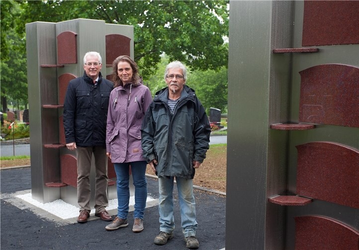 Verbandsbürgermeister Volker Mendel, Andrea Engel und Friedhofsgärtner Martin Koch vor den neuen Urnengrabstätten.UP
