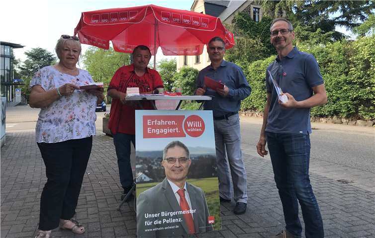 Verbandsbürgermeisterkandidat Wilhelm Anheier ist seit Anfang Mai dabei, in der Pellenzgemeinde von Tür zu Tür zu gehen. privat