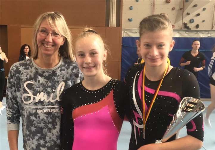 Verbandsfördertrainerin Betti Fey mit Julia Tabea Stein und Anne Klamer.Foto: privat