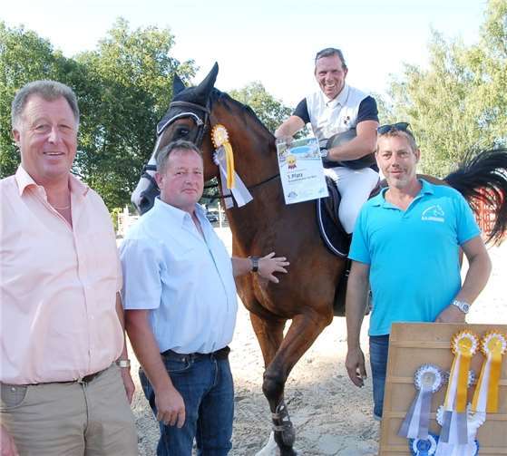 Verbandsgemeinde-Bürgermeister Horst Rasbach (links) gratulierte dem Sieger des Großen Preises von Dierdorf, dem ehemaligen Nationenpreis-Reiter Hardy Diemer. Mit dabei vom RV Dierdorf Marco Grebe (rechts) und Jochen Krämer, der als Ehrenpreis einen Swimmingpool stiftete.privat
