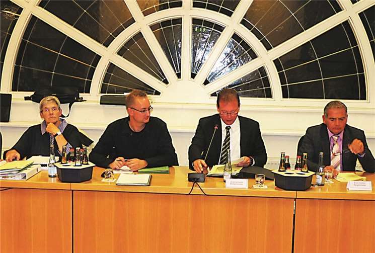 Verbandsgemeinde-Bürgermeister Jörg Lempertz (Zweiter von rechts) dankte Pia Theisen (Fachbereichsleiterin Finanzen) für die hervorragende Arbeit, die sie geleistet hatte.FRE