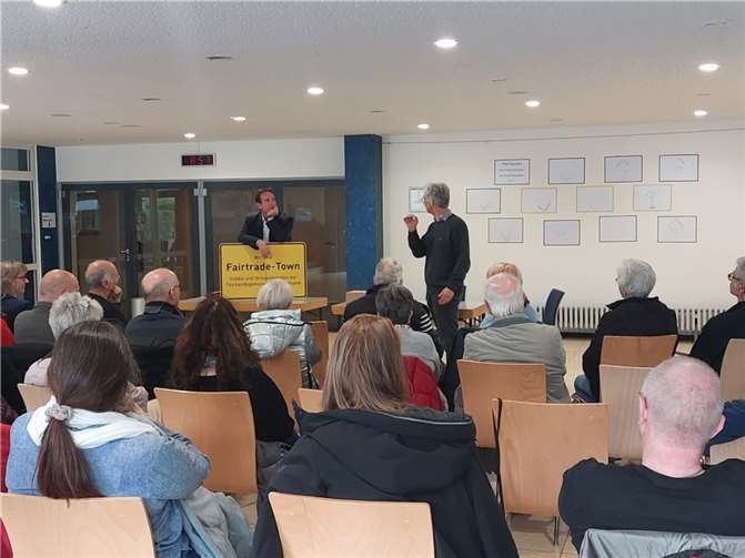 Verbandsgemeinde-Bürgermeister Thomas Przybylla in lebhafter Diskussion mit den Zuschauern über faire Handelsketten und die Vermeidung von Ausbeutung und Kinderarbeit.  Foto: FWG Weißenthurm