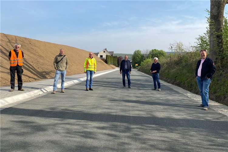 Verbandsgemeinde, die ausführende Firma R. Schmidt, das Ingenieurbüro Siekmann & Partner und Axel Spiekermann konnten sich mit eigenen Augen von der fachgerechten Durchführung überzeugen. Fotos: Axel Spiekermann