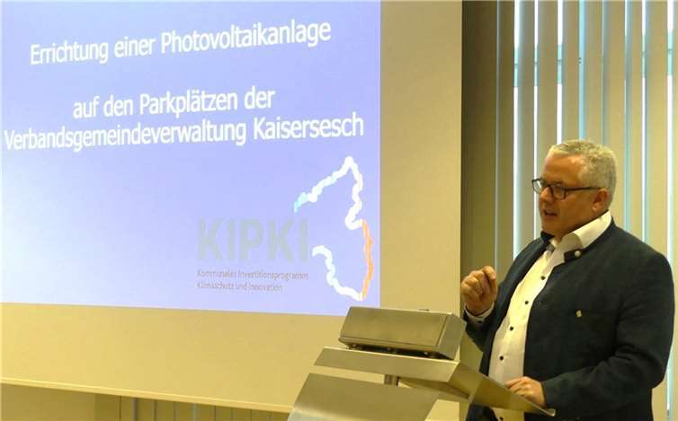 Verbandsgemeindebürgermeister Albert Jung erläuterte die Installation der neuen Anlage nebst Leistung, Kostenersparnis und Klimaschutz.
