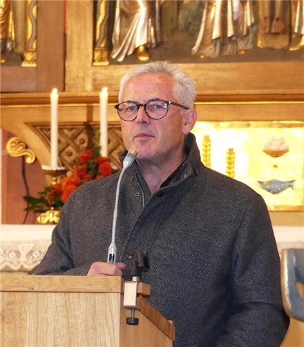 Beliebte Ohrwürmer für den guten Zweck intoniert  Verbandsgemeindebürgermeister Albert Jung übernahm die Moderation und hieß die Besucher willkommen.