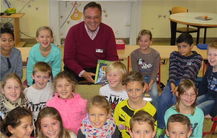 Verbandsgemeindebürgermeister Bernd Weidenbach las den Kindern vor.  privat