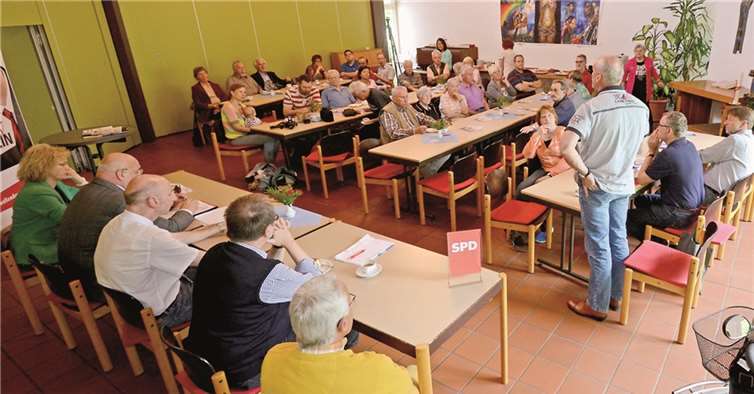 Verbandsgemeindebürgermeister Fred Pretz beantwortet Fragen.